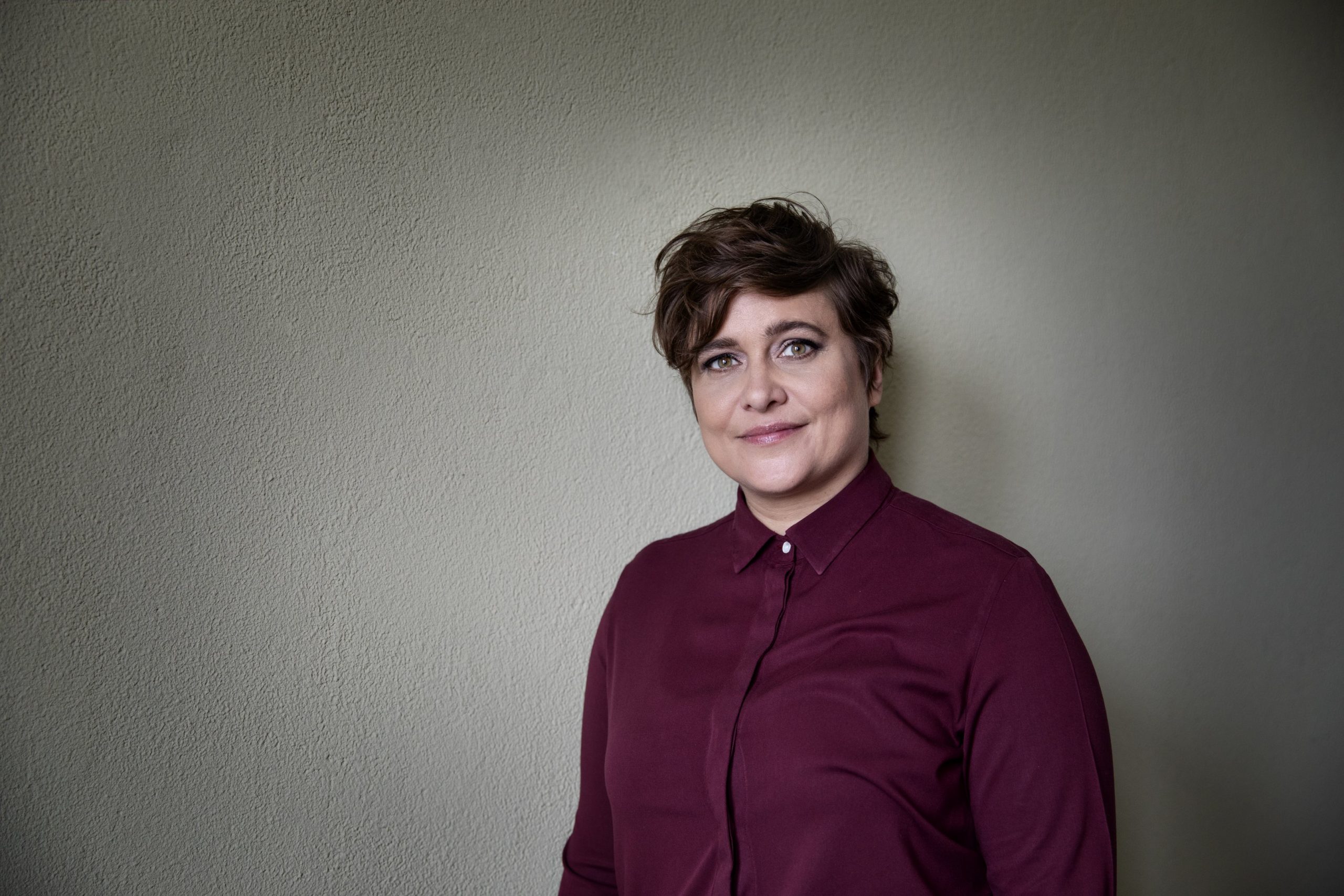Europarlamentaarikko Silvia Modig katsoo suoraan kameraan.
