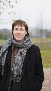 Kuvassa Vasopin puheenjohtaja Elina Liekkinen hymyilee kameralle syksyisessä maisemassa